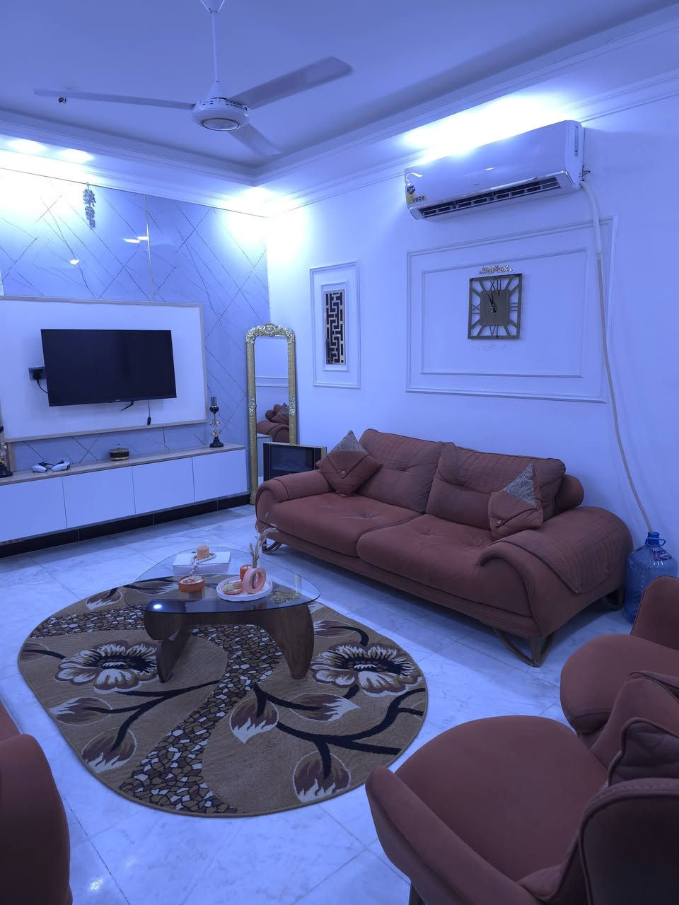 السلام عليكم 
طقم قنفات للبيع 
تركي 
مساحة تخزين خلفيه 
يتحول الى سرير و يتحول مقعد 
نضافة 90% 
ضمان بيه مدى العمر اذا خشبة انكسرت لو اذا قماش انشك 
يرجع للشركه المصنعه 
السعر 700 الف 
مكان بغداد بغداد الجديده 
الرقم للتواصل ***********
