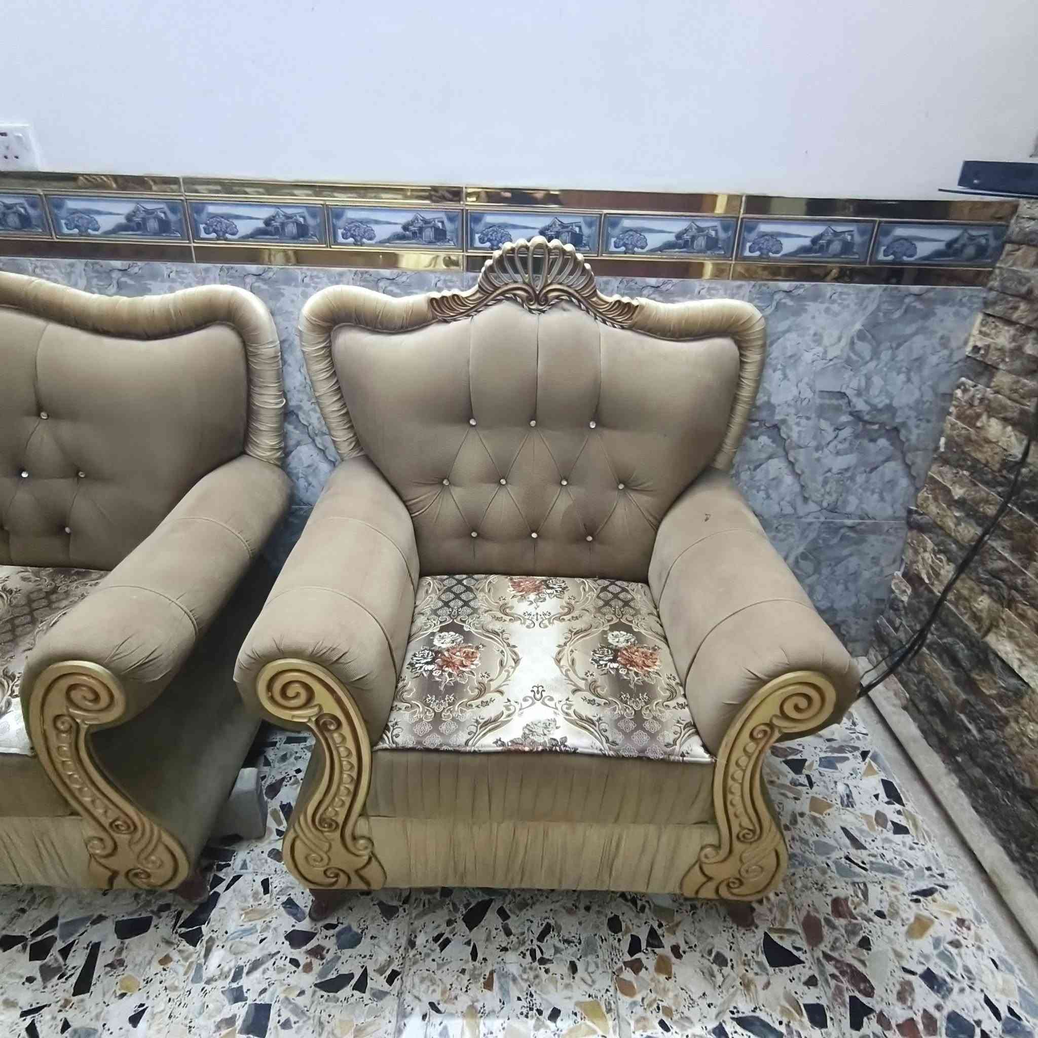 للبيع
تخم استقبال كامل أخو الجديد نضيف ويا كوشات جديده سفنجاته ضغط عالي تخم ضهر نضيف فقط أحد التخومه رجله فالته رجلي موجوده بس ماشاده السعر 400 للاستفسار***********
