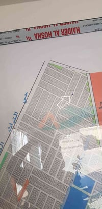 8905  ١٠٠م  مقاطعة ١٠/٣ بسمي السند وبيها اجازة بناء يعني مباشر تقدم عل...