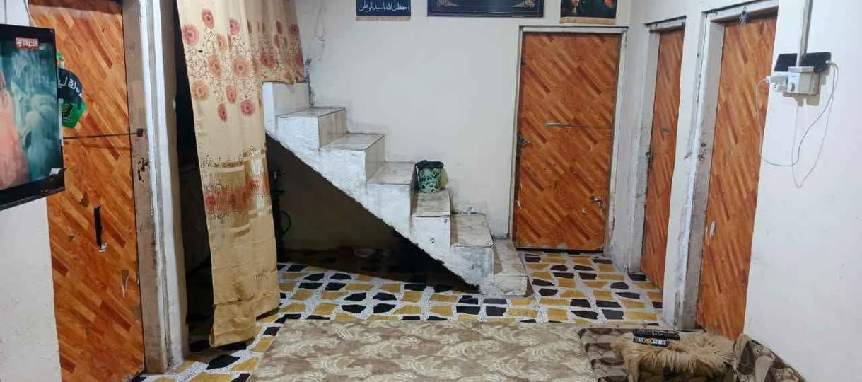سلام عليكم  
بيت للبيع 
 مساحة150م مع ترك خارجي يحتوي البيت علا صالة وغرفتين نوم و ديوانية ومطبخ وحمام مساحة غرف النوم وحدة 3×6 وثانيه 4×4 وديوانية  5×5 والهول 3×6 والمطبخ3×3 والحمام 2×2. سعر البيت 50 وبي مجال
العنوان البصره جبيله شارع سايلو 
ألارض زراعي 
 +964 773 135 6999واتساب
