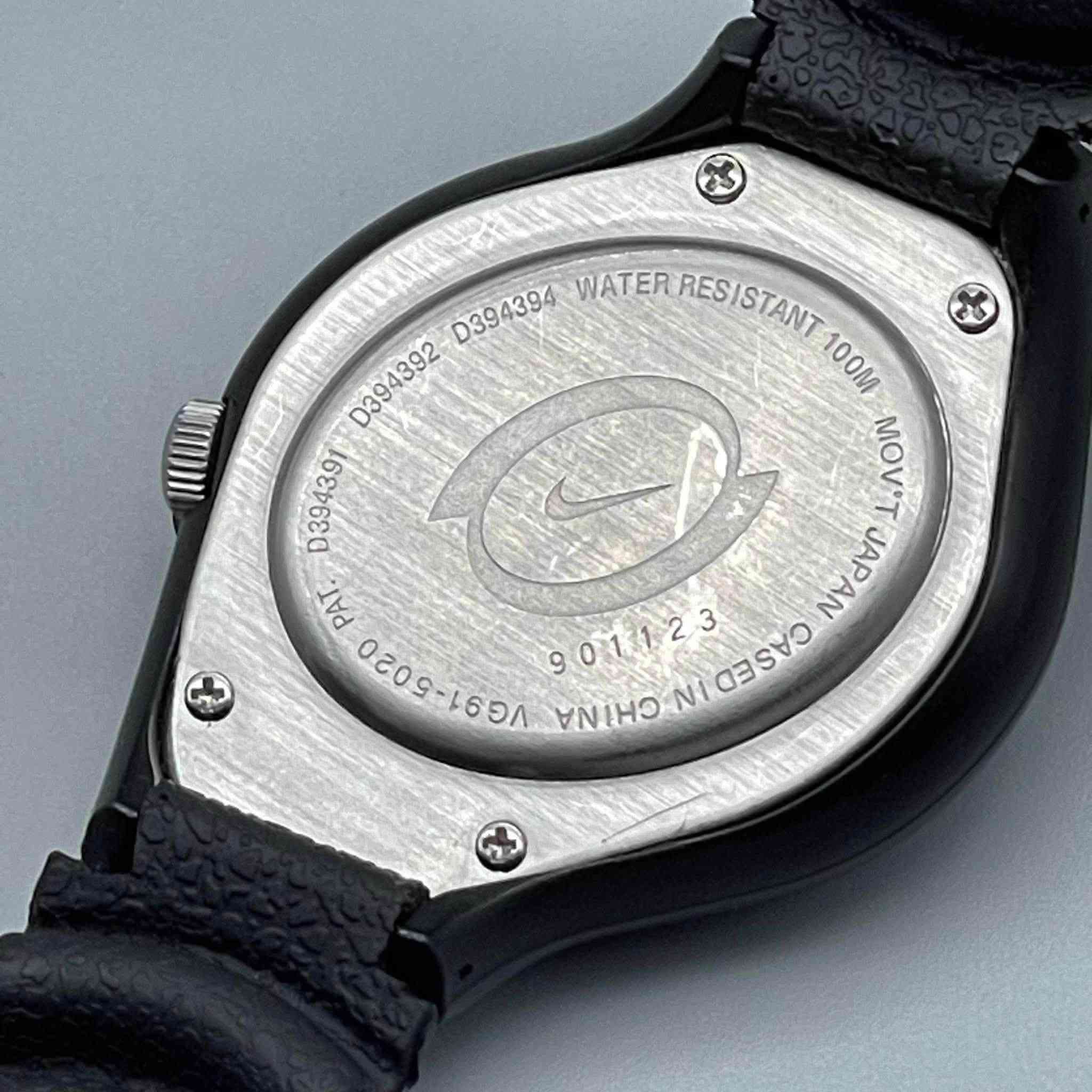 ساعه ‎ Nike Triaxاورجينال نضافة 100‎%‎

قطر الهيكل 40 ملم

سُمك الهيكل 13 ملم

مقاومة للماء حتى عمق 100 مترا

الحركة كوارتز

هيكل باللون الأسود المطفي غير متماثل منحنٍ بزاوية مائلة تناسب معصم اليد لتسهيل قراءة الوقت أثناء الجري 
شعار نايكي محفور باللون الأخضر النيون 
المينا حلزوني دائري متدرج بارز باللون الرمادي والأسود 
الزر المدمج الكبير الموجود أسفل ميناء الساعة بالضغط على الزر يتم تشغيل إضاءة كهربائية خلفية تُضيء قرص الساعة بالكامل بلون أخضر فوسفوري مشع وقوي
______________________________________________

يوجد توصيل 🚚 ( بغداد - محافظات العراق )

☎️رقم الهاتف : ***********

للحجز - دايركت
