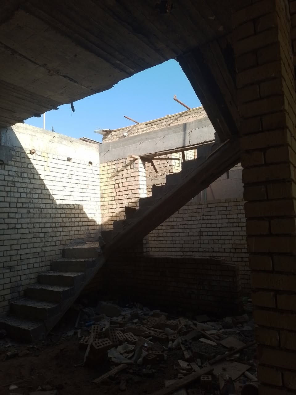 هيكل 300م٢للبيع
المحموديةحي السلام المربع الثاني شارع  30 السايدين مقابل مجمع القعقاع قرب مكتب المصداقيةللعقار والمقاولات العامةيحتوي على
2 غرفةنوم +استقبال+ هول داخلي كبير+مطبخ ايضاكبير+ مجمع صحيات 
الطابق العلوي جاهز لتكملةالبناء بناء جديد سنة 2025 
للإستفسار الاتصال على الارقام التالية 
***********
***********
***********

                ابوحيدرالشمري
علما إن المكتب
 مجاز رسميا
