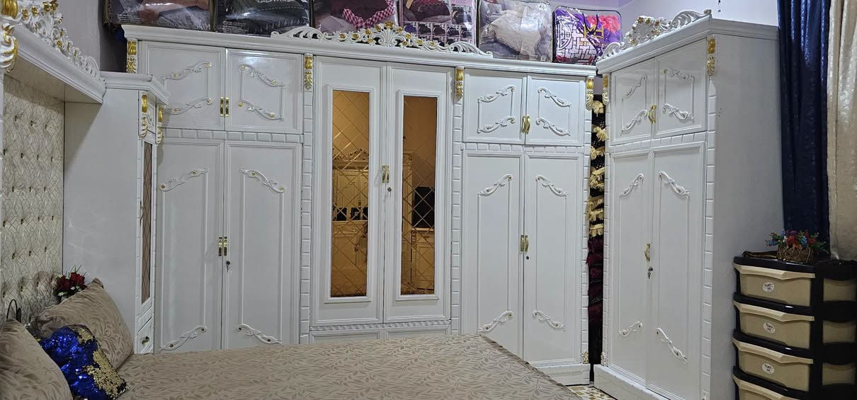يوجد غرفه نوم ملكي صبغ أبيض حراري نضافته فول استخدام قليل خشب درجه اولى الوجه ٥ملم طبيعي الداخل ٤ملم متكونه من ٥ قطع السعر مليون و٩٠٠ الف وبيها مجال بسيط للاستفسار اتصال ***********
