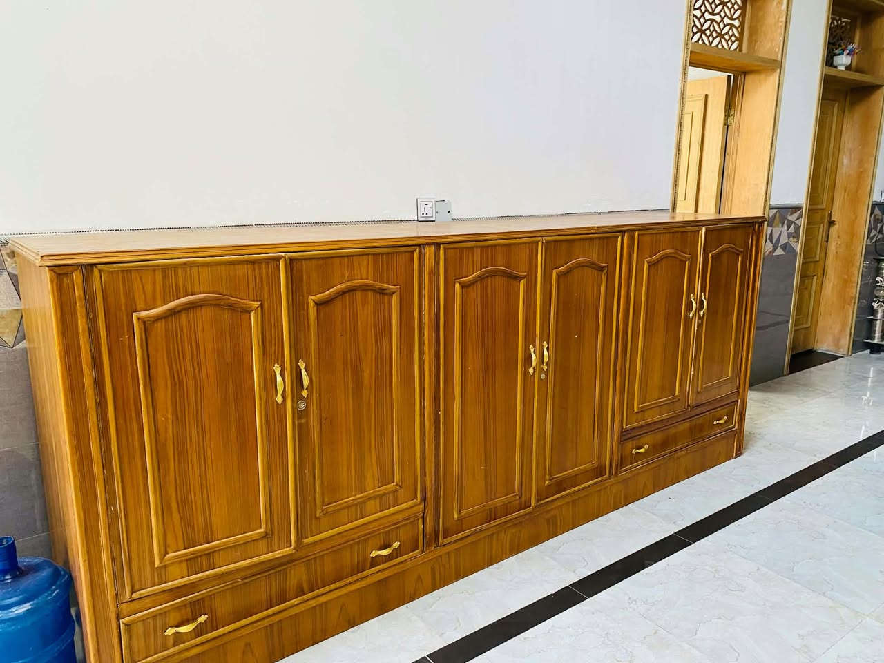 للبيع • أسعار مناسبة • دواليب