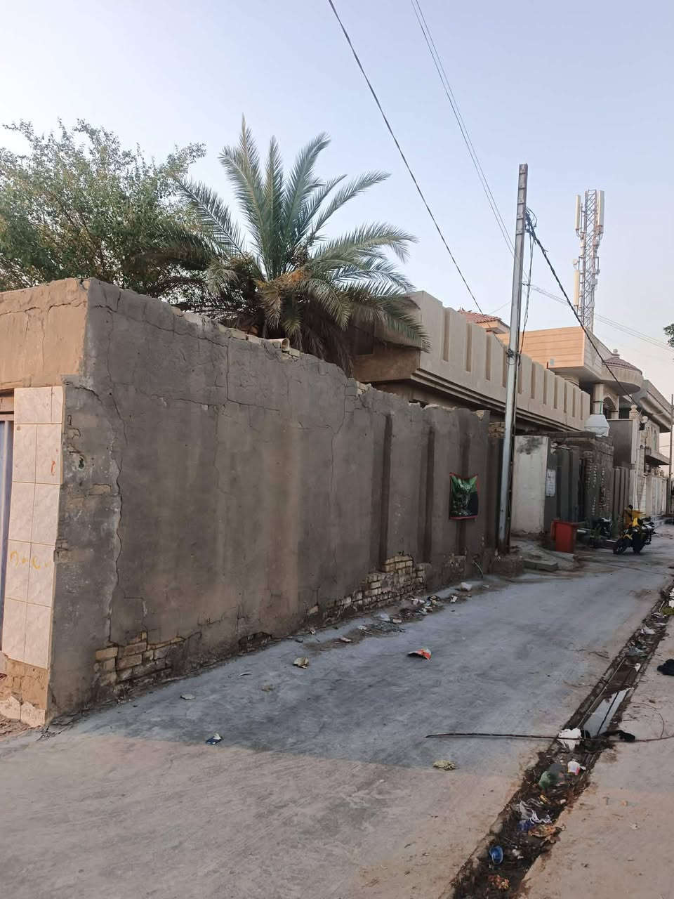 #أذا_تبحث_عن_بيت_بمساحة_كبيرة_وموقع_ممتاز_فهذا العرض يستحق اهتمامك
للبيع دار سكنية مميزة – #طابو صرف
#الموقع: #حي_البلدية – بالقرب من مستشفى الحشد.
#المساحة: 465 متر مربع – #ركــــــــــن
🔹 مواصفات الدار: • غرفتا نوم. • صالة. • استقبال واسع. • مطبخ. • صحيات داخلية وخارجية. • سنة البناء: 2000.
 يحتوي الدار حديقة كبيرة جداً مناسبة للتوسعة أو بناء مشتمل  استثمار المساحة مستقبلاً
#بعض_الصور_موضحه_بالمنشور ادناه 🔻🔻
✅ موقع مخدوم والخدمات متكامله 
📞#الاتصال_للاستفسار... 
       ***********          #واتساب 
      ***********
