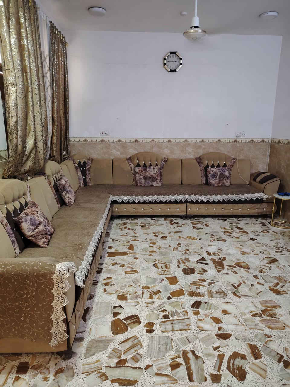 ديوان للبيع نظيف مع البردة سعره ١٧٥ الف
للاتصال ***********
