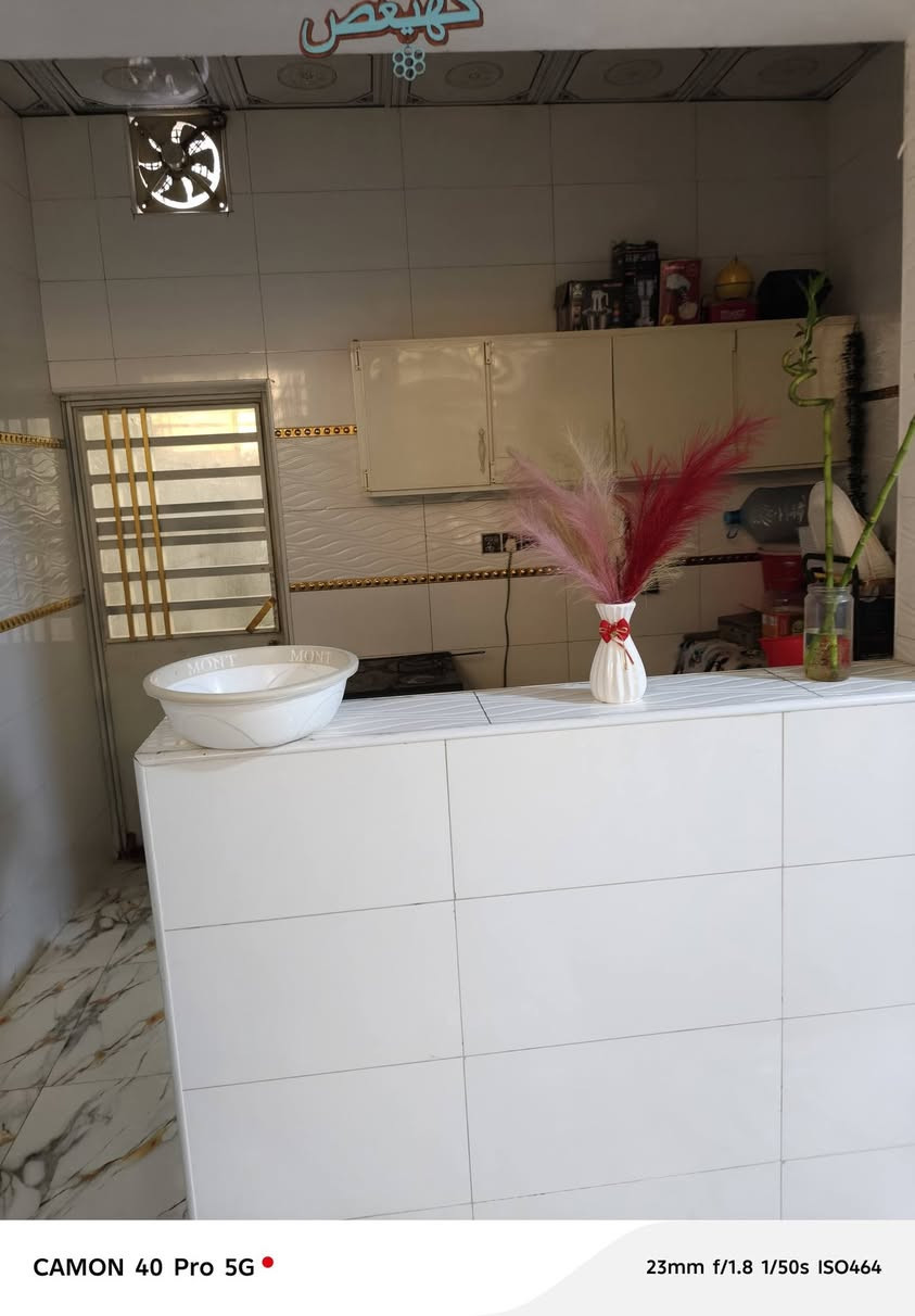 دار سكن البيع💯  طابق ونص شقه  الدار طابو صرف زراعي بسعر مناسب 
العنوان الجزيرة باب الهوى /شارع 40 يبعد عن الشارع  باب الهوى 20 متر  بناء حديث مساحة الدار 200 متر  
يحتوي الدار على شقه بناء حديث درجها خارجي تحتاج التطشيب 🏭 
يحتوي الدار على غرفتين   
ديوانية باب داخلي وخارجي  🎢 
صاله داخلية  
مطبخ 🥦 حار وبارد 
صحيات مفصولة  🚽
 بناء حديث ماناقصه شي تجي وتكعد  
المنطقة هدوء  وشارع جبير   
عندك كراج جبير يكفي سيارة   
السعر 🧧 130 قابل التفاوض ملاحظة انا صاحب الدار  
الاستفسار الأرقام 
***********
***********
