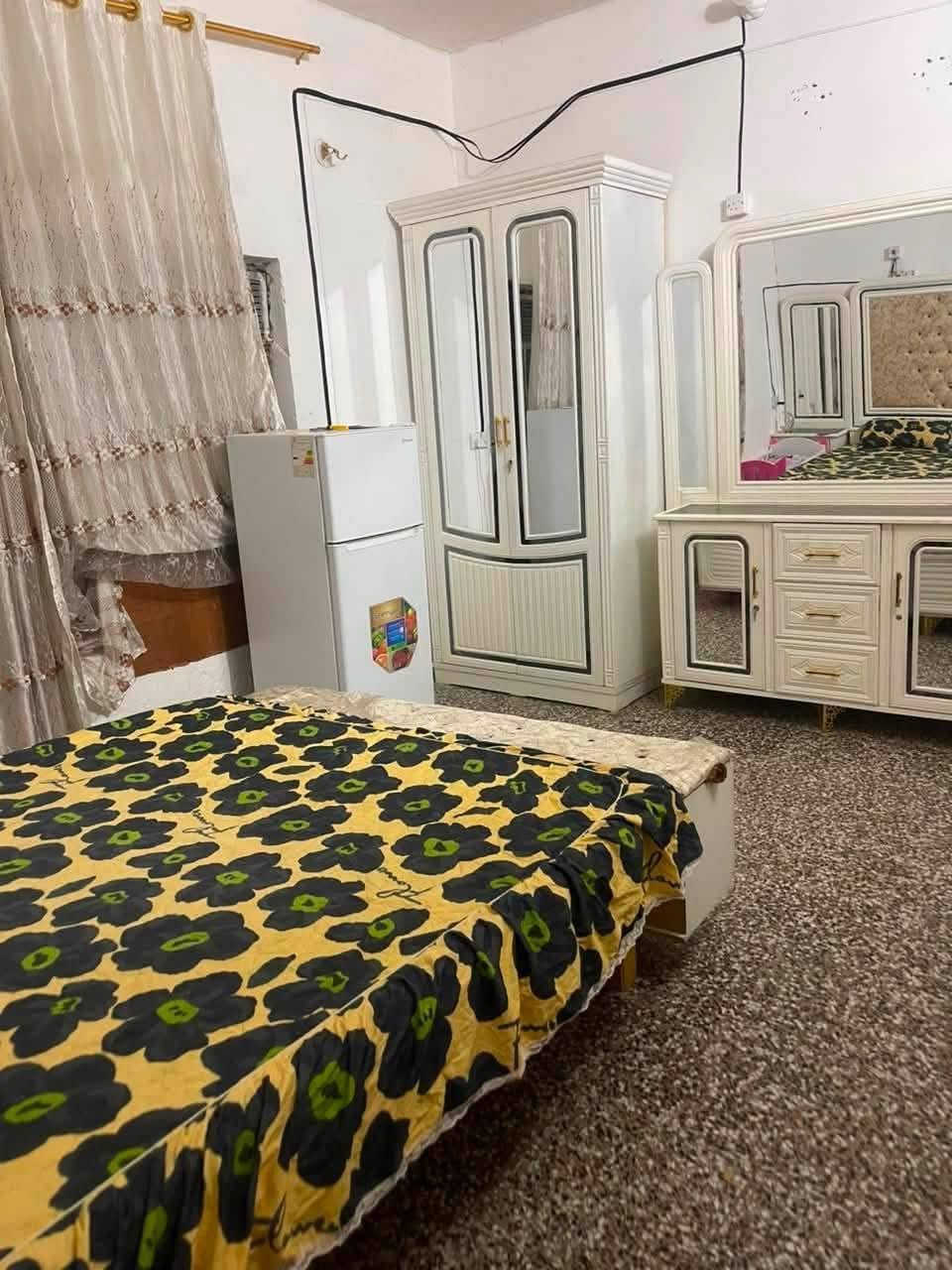 السلام عليكم 

دار للبيع 
المساحه 361
طابو صرف 
يحتوي البيت على(استقبال)(ومطبخ بارد+مطبخ حار )(صاله)(وغرف اثنين)(حمامات داخليه +حمامات خارجيه)(اسواق ) 
الموقع /التنمية/شارع سيد هادي 
للاستفسار انتصل على الرقم(***********)
