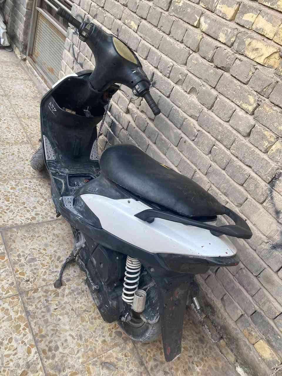 سلام عليكم عدله مكينه 49 مكينته شغاله بيه صرد رياضي ودبل خلفي رياضي بيه قبغ فلاوين رياضي دراجه لايتهه شغال يرادله ترتيب نقضه فقط عرموطه وشغل اني ابيعلك كوم حديد تجي تاخذه وتروح كلشي لا تسألني رايده 250 وبيه مجال *********** مكاني الدوره البعيثه
