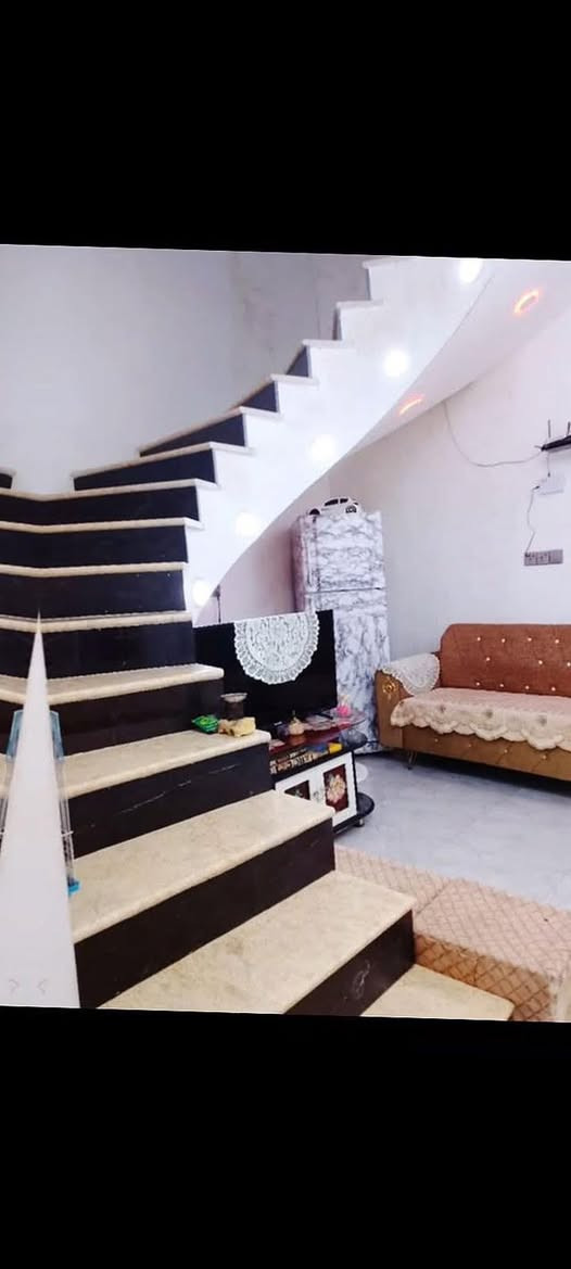 بيت للبيع مساحه 100متر بناء حديث  طابقين يتكون جوه صاله ومطبخ وساحت درج وغرفت نوم وخدمات   جوه وفوك غرفتين وساحت درج فوك وحمام عنوان بغداد  الامين الثانيه سكينه   شارع 15 الجبهه مال البانزين خانه  سادس فرع عن البانزين خانه  سحب انترنيت  ماي مجاري  كامل  زراعي سند 25   السعر 120وبي مجال *********** للاستفسار
