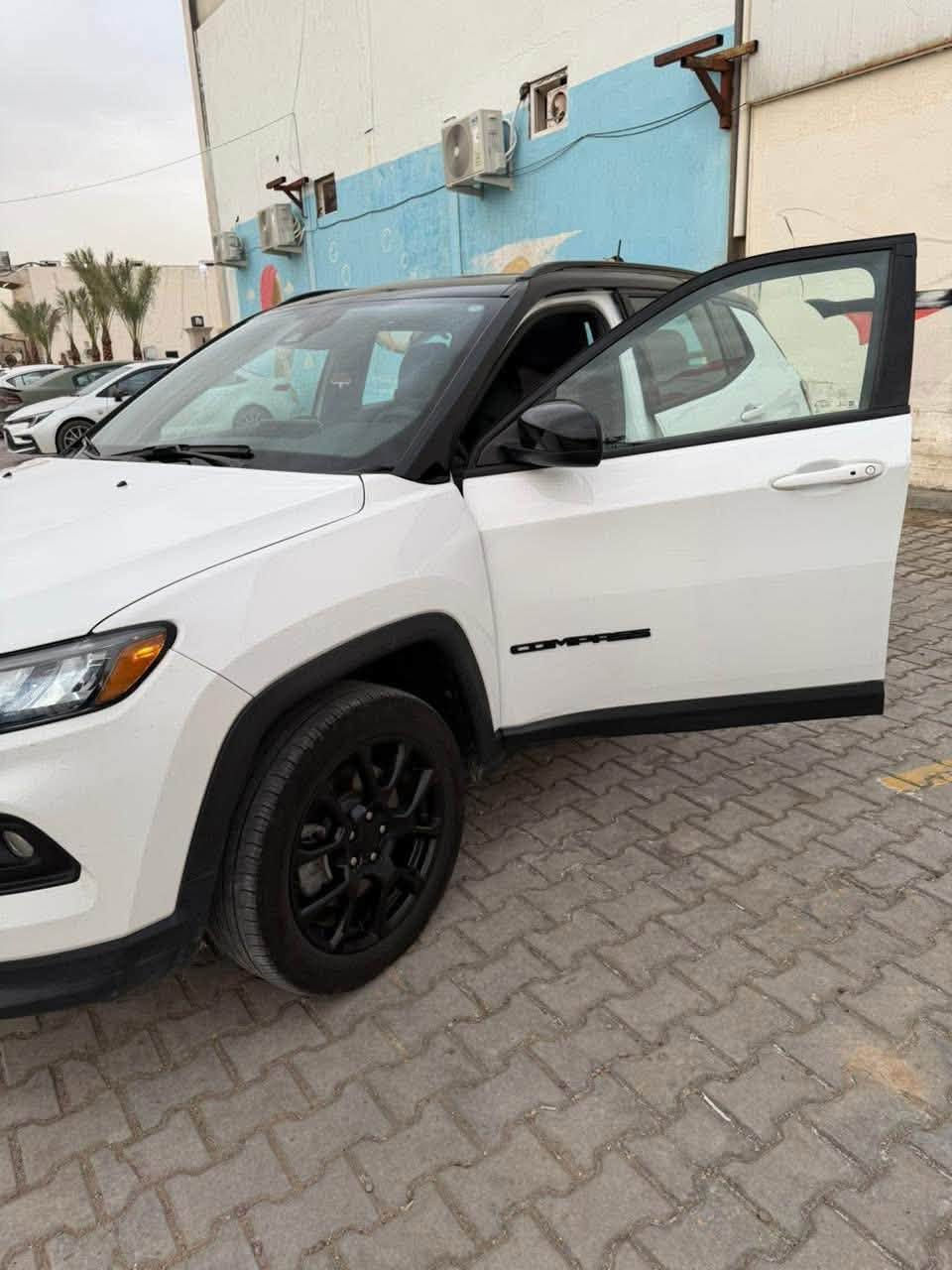 جيب كومباس (2023)
تو كلر
فول مواصفات 
بانوراما 
شاشه دجتال 
سماعة slpine
جنطه كهرباء 
مواصفات جبلية
رادر امامي خلفي 
ماشيه ٢١.٥٠٠ ميل
حادثها امريكا الضرر جاملغ جهه السايق وشبر بالباب 
السعر 160 وبيها مجال 
***********
