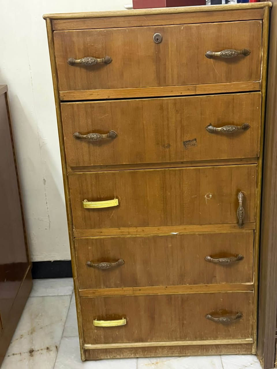 غراض مستعمله نظيفه باب اول للبيع للاستفسار *********** بغداد الحريه حي المعلمين
