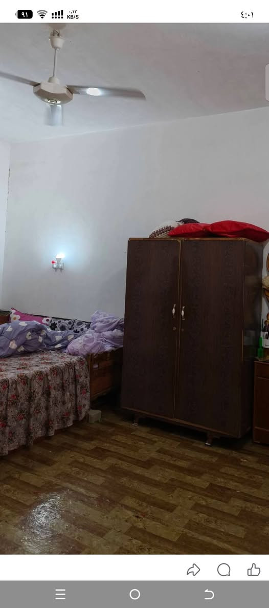 دار للبيع المسحه260طابقين الطابق الول متكونه من ديوان8×4 
وهول 5×4
وممر4×4 وقرفتين وحده،5×4
وحده4×4
ومطبخ6×4
 وصحيات 2×1.5
والطابق الثاني 
ممر 9×4
ثلاث قرف  
وحده 4×4
وثنين 6×4
موقع الدار بجانب قامقاميه حديثه ثاني فرع من اليسار 
سعر 62 وبي مجال 
للتواصل ***********
