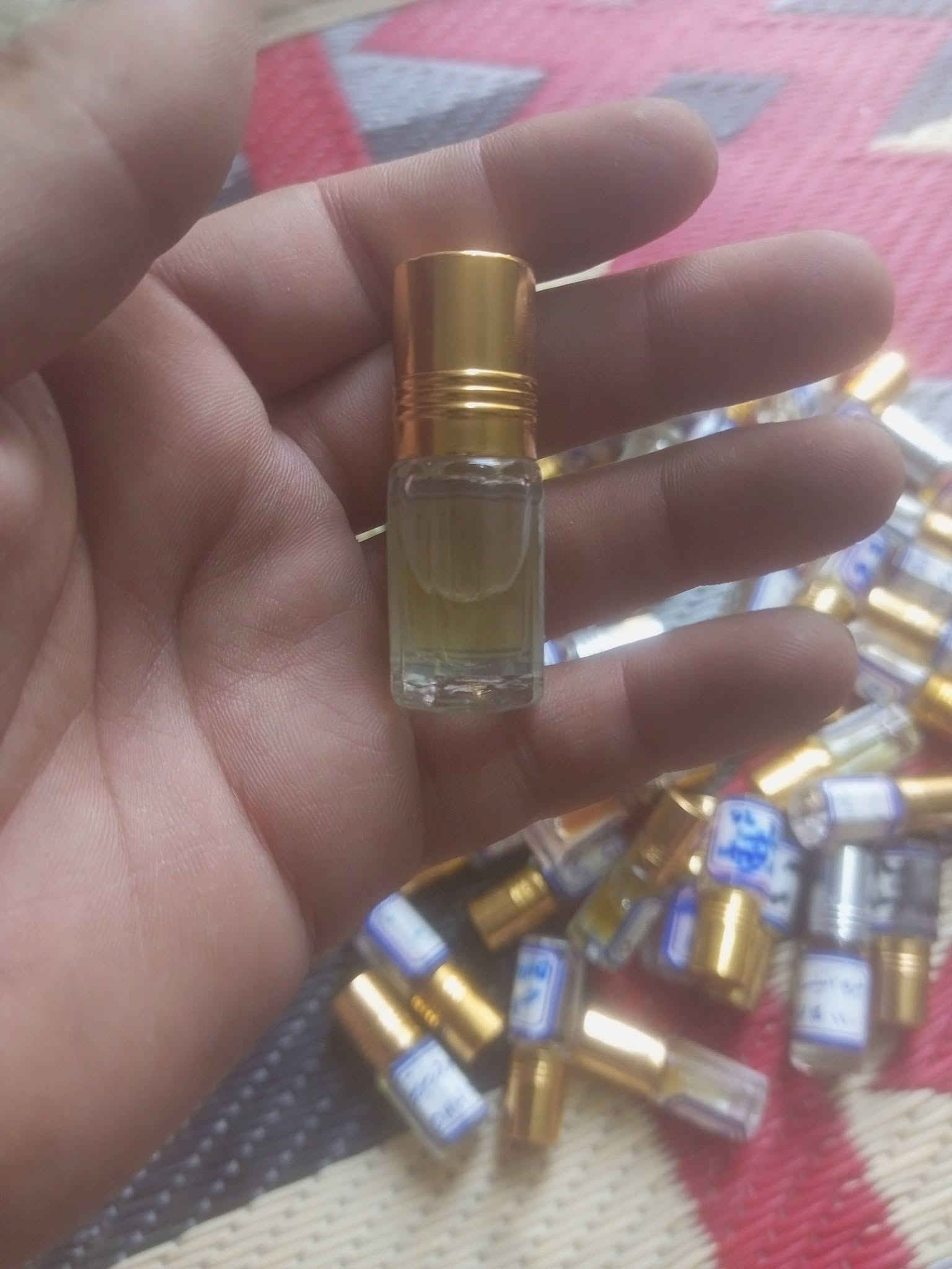 السلام عليكم..
للبيع عطور زيتية تركيب (ربع تولة) شروة كاملة بسعر تصفية لأصحاب البسطات أو الاستخدام الشخصي.

العدد الكلي: تقريباً 50 حبة.

الروائح: تشكيلة منوعة (فرنسي، شرقي، سويت) مثل عود الشيخ، زهرة الخليج، سبورت، ليرة اتنس، وبيري ميتاليك.

حالة الزجاجات: الزجاجات نظيفة، لكن المستويات مختلفة (اكو بيهن متروسات، واكو نص، واكو ربع) والمعاينة واضحة بالصور
السعر 25 قفل مكاني بغداد
