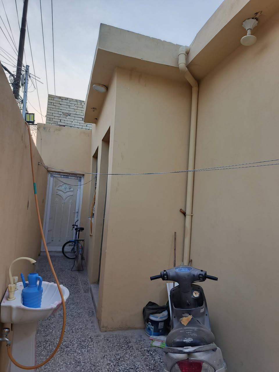 سلام عليكم 150 متر للبيع اساس صب كونكريت بناء طابوك يحتوي على غرفتين او صاله وستقبال العنوان نجف شارع المطار بشارع علكم بشارع حاتم الخير يبعد عن شارع 70 متر سعر 85 او بي مجال ***********
