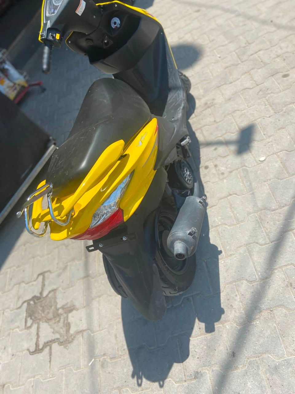 دراجة ادرس حديث ماشيه اقل من 1000k مكينه 150 cc بعدها زيرو مكاني بغداد الحرية السعر 900 و بيها مجال بسيط ***********
