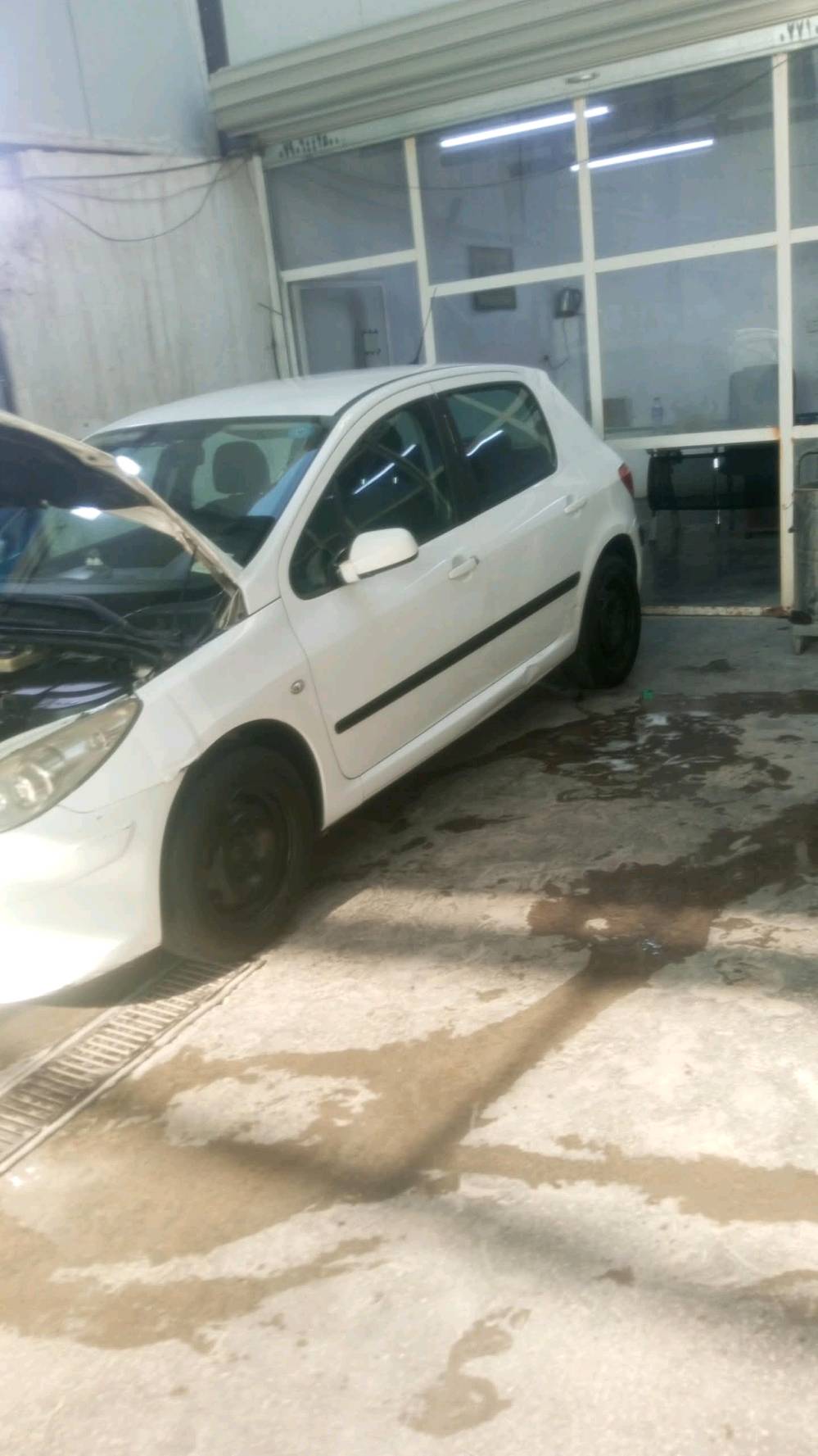 بيجو فرنسي 307 موديل 2006 مكفولة صدرها 80% محرك گير مكفول تبريد سيارة جاهزة مرتبه 
السعر 60ورقة وبيها مجال
وين موجودة السيارة بأي محافظة/منطقة؟ وهل تقبل فحص على السوم؟: 
بغداد
شنو مواصفات البيجو 307 أكثر: حجم المكينة، القير عادي لو أوتوماتيك، وبها أيربگات/شبابيك/مكيف شغّالة؟: 
مكيف شغال وگير اوتوماتيك