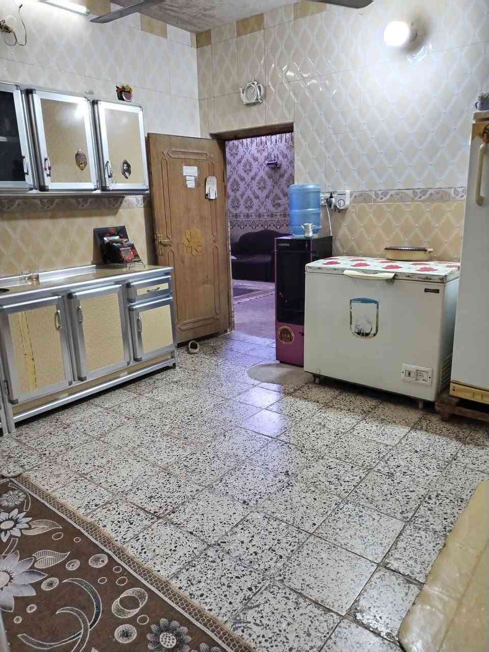 سلام عليكم بيت للبيع كامل و200مترالمساحة يحتوي علئ 2غرف نوم واستقبال وصالة وصحيات داخلية وكراج وديكورات الجدران حديثة كامل طريق ابوالجاسم ورة صورة الوائلي بكيلويبعدعن الشارع العام 20مترقريب عن الشارع العام جاهزوسعرمناسب 45بي مجال للشراي الاتصال علئ رقم ***********
