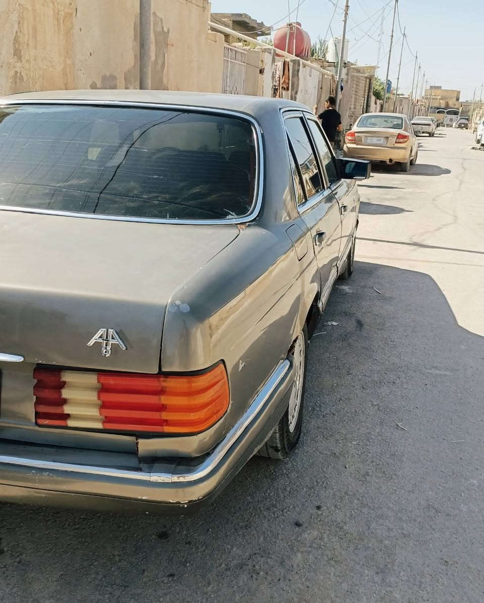 مارسدس للبيع جاهزه من كلشي لايت زنون تبريد ثلج قطعتين تخم تاير سنويه ٢٧ رقم نجف استفسار*********** مكاني البصره قضاء القرنه مكلف بالنشر السعر ٤٠ وبيهه مجال
