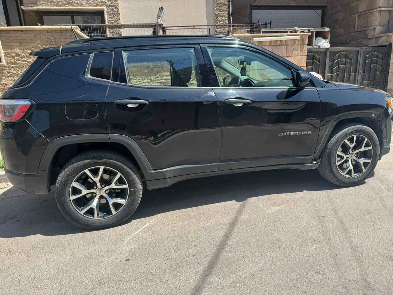 ‎السلام عليكم***********
جيب كومباس Jeep Compas
2018
رقم بغداد مكانها المنصور 
السعر 105 
حادثها موضح بالصور
 مع أماكن الصبغ 
وبيها صبغ بالباب الخلفي اثر شخوط وعندي صورها قبل الصبغ  

محرك 2400
ماشيه 53 وقابل للزيادة 
السياره جاهزه 
سنوية وهزة جديدة 

بصمة 
تشغيل عن بعد
كشنات مخمل هيتر 
سايد بريك كهربائي 
تحكم ستيرن جهتين وخلفي 
هيتر تدفئه بالستيرن
قفل سرعه 
كاميرا دواره وشاشة بلاديه 
تبريد قطعتين
للاستفسار ***********

نص مكتوب في الصور:
- 11106066 - 01/14/2020 IMPACT AUTO AUCTIONS, INC.
