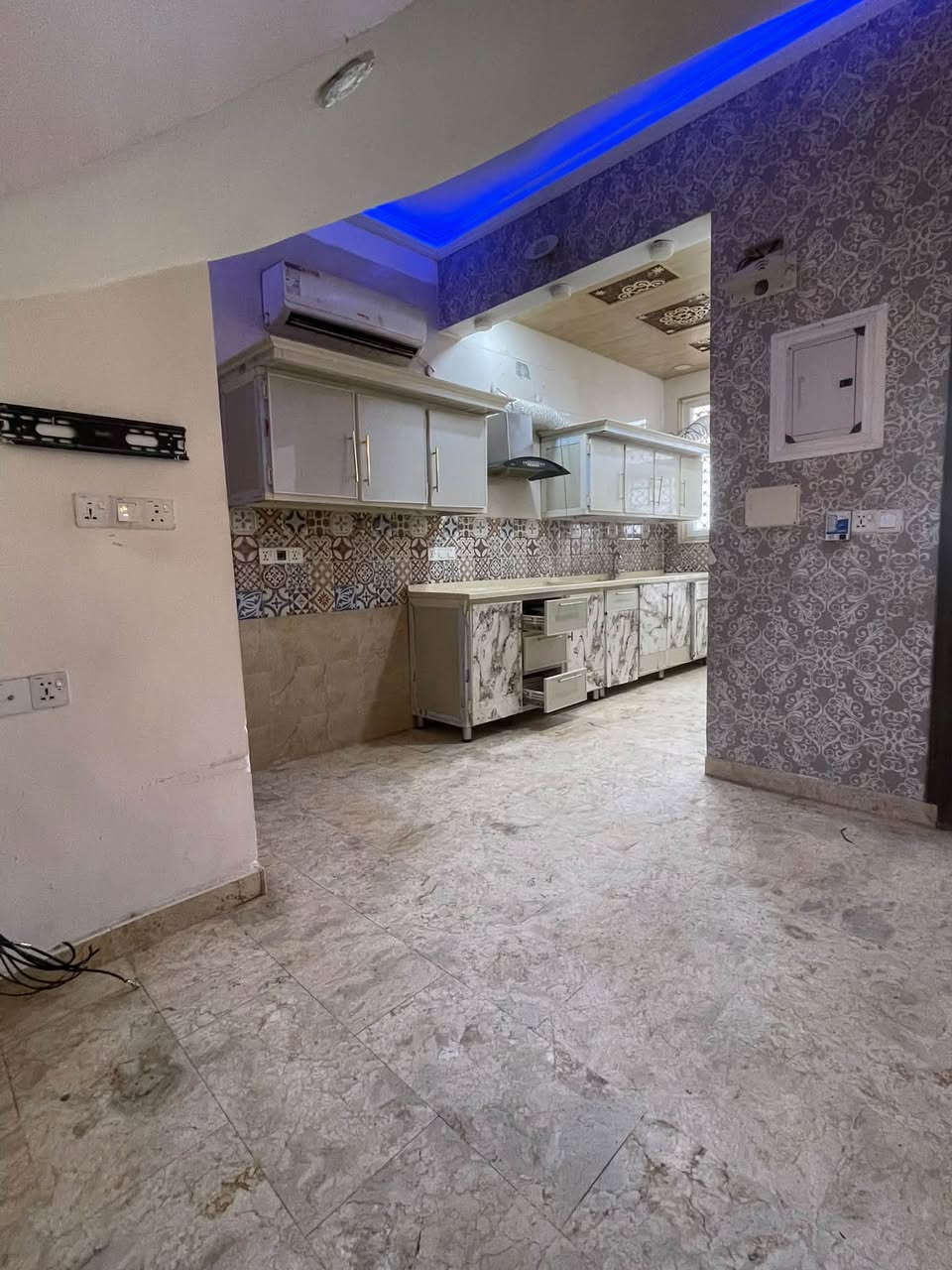 🏠 للبيع مشتمل سكني في حي السكك – قرب تربية سامراء
📐 المساحة: 108 م²
📏 الواجهة: 6 م × النزال: 18 م
📍 الموقع: حي السكك، قرب تربية سامراء
🛣️ شارع: 10 م – مُبلّط

🛏️ عدد الغرف: 3 غرف
✨ غرفتان سويت مع صحيات

🔑 المشتمل فارغ وجاهز للسكن فوراً

📞 للاستفسار عن السعر وباقي التفاصيل:
عبد القادر الورد: ‭***********‬
خالد السامرائي: ***********
