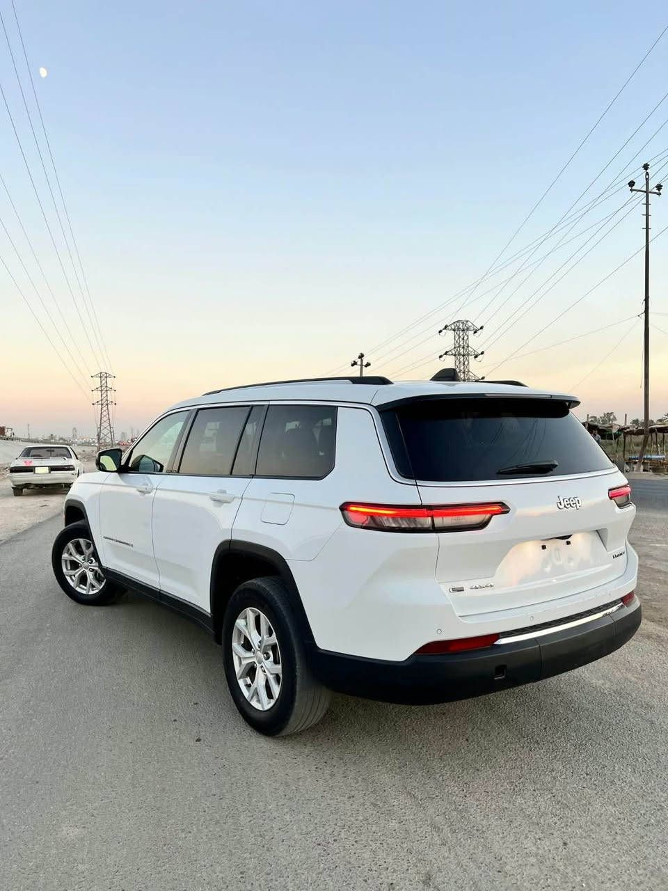 السلام عليكم لبيع Jeep LMlTED 2023  حره رقم بغداد دولي بسمي تحويل ثاني يوم السياره حلوه جديده ستخدام شخصي مبدل بيه فقط اللايت المامي وصبغ ربع بنيد وصبغ خشم الجاملغ المامي والباقي كفاله من كلشي ارباك كفاله مضارب لا شخوط السياره لا زلوغ لا فتح لاتبديل لا كلشي السياره على البلاد وضعهاا موصفات فول عدا الفتحة  اتصل ***********مكان السياره البصره     *********** القرنة, البصرة
