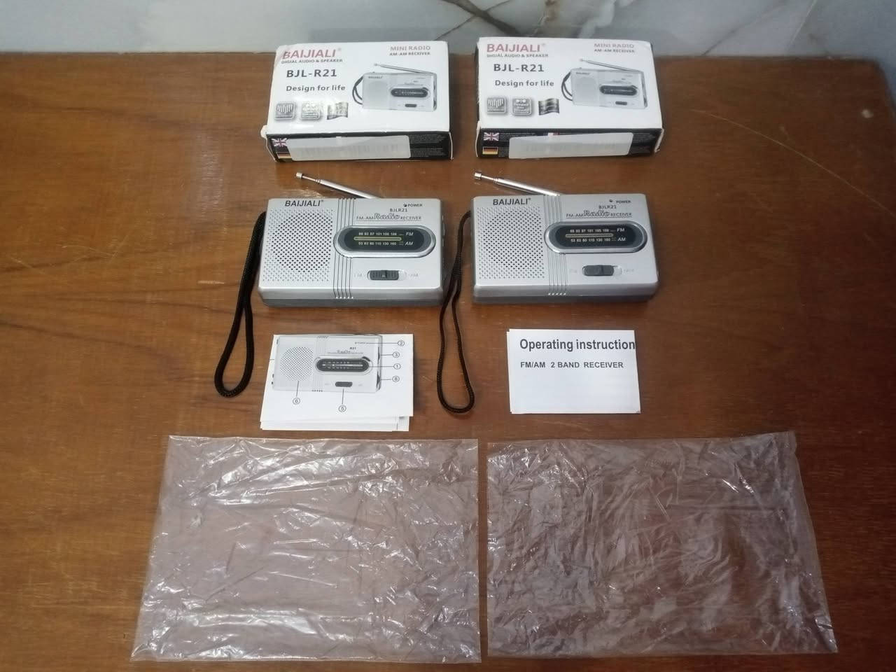 السلام عليكم ورحمه الله وبركاته متاح راديوات صغار محمولات مال جيب موجتين FM.....AM ومنفذ سماعة
أذن صوت قوي و واضح وسحب ممتاز جداً جديد غير مستخدم صناعة صيني قديم مخزن ومصدر الى أوربا 
جداً عملي وممتاز وحجمه سلم يوجد فقط قطعتين منه 
لون سلفري سعر القطعتين (25)الف فقط ويوجد توصيل جميع محافظات العراق الاستفسار *********** 💯
