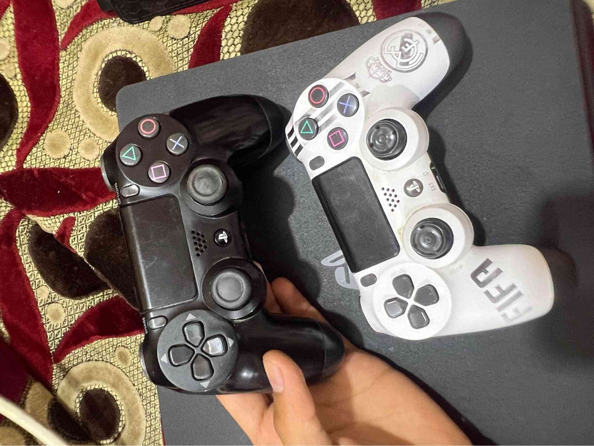 سلام عليكم بليستيشن 4 سلم مهكر ذاكرة 500GB لامصلح ولامفتوح لوك ستيكر شرط فحص وضمان كامل ملحقاتة جوستكات عدد 2 وقاعدة تبريد وكيبل تشغيل وكيبل HDMI وايرات الشحن 
وبي 4 العاب وتكدر تضيف بعد العاب 
السعر 250 مكاني البصرة الجمعيات 
*********** البصرة, العراق

نص مكتوب في الصور:
- Missed Jump تم ربح جائزة! ibrahim RMA WWW Grand Theft Auto Vice City PlayStation 2 PS4 PES 2013 MINECRAFT PLAYSTATION 4 EDITION Stray بدء