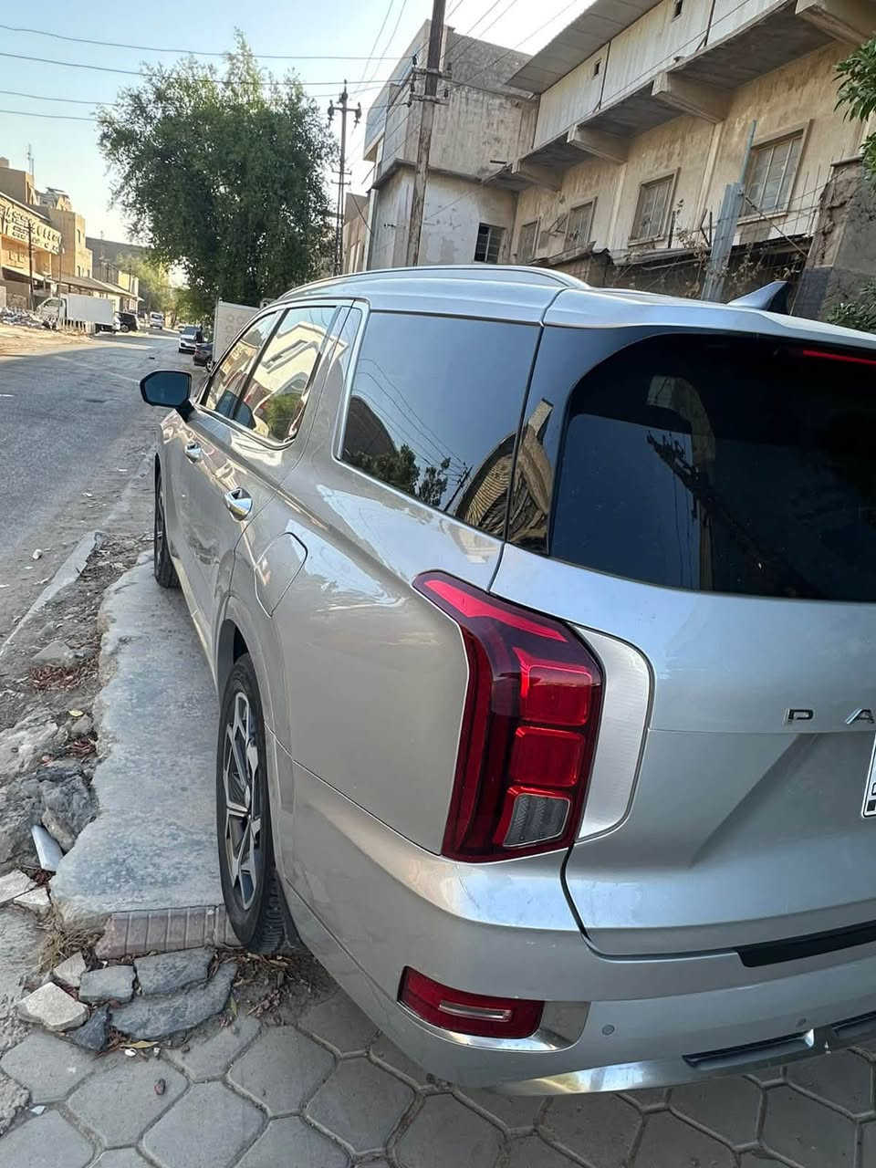 🚨 **للبيع هونداي باليسايد 2022 VIP فل كامل** 🚨

🚙 **النوع:** هونداي باليسايد  
📅 **الموديل:** 2022  
⚙️ **المحرك:** 3.5  
🛞 **الدفع:** 4×4  
📍 **الموقع:** بغداد – زيونة  
🛣️ **الممشى:** 75 ألف كم  
🎨 **اللون:** رصاصي  
🇺🇸 **وارد أمريكي**  
📄 **رقم بغداد – سنوية جديدة**

🔧 **الحالة:**  
السيارة كانت حادثها **جاملغ/وبنيد مبدل ومصبوغ**، **بدون أي ضرر بالداخلية أو اللغد أو الشاصي**، والشاصي كله **سليم**.

⭐ **فول مواصفات VIP**  
السيارة نظيفة ومواصفاتها عالية.

💰 **السعر: 37,500,000 دينار**  
🤝 التفاوض للجادين فقط.

📍 **الفحص بأي مكان يختاره المشتري.**

**للجادين التواصل خاص أو على الرقم:** 📞 [***********]
