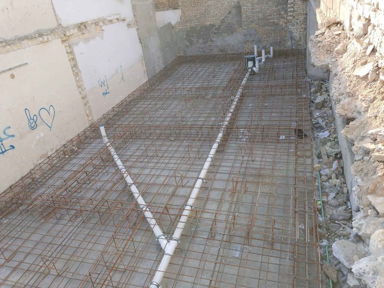 السلام وعليكم نجار قالب وحداد شغل هندسي واسعار مناسبا سرعة والالتزام بالمواعيد مكاني بغداد ***********

