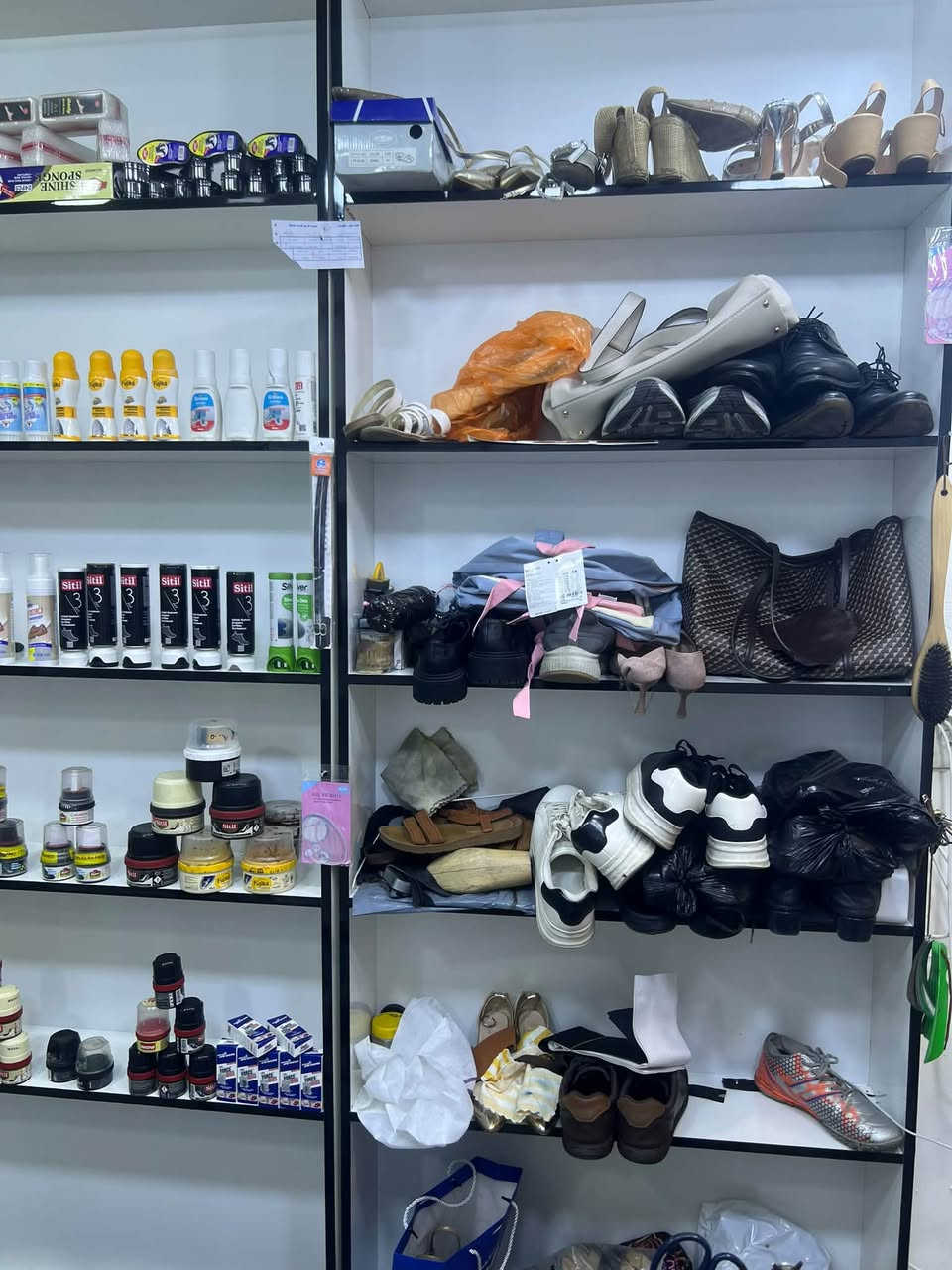 ٨رفوف البيع مستعجل على بيعتهن ***********وتسابصالهن شهر زلغ مابيهن
