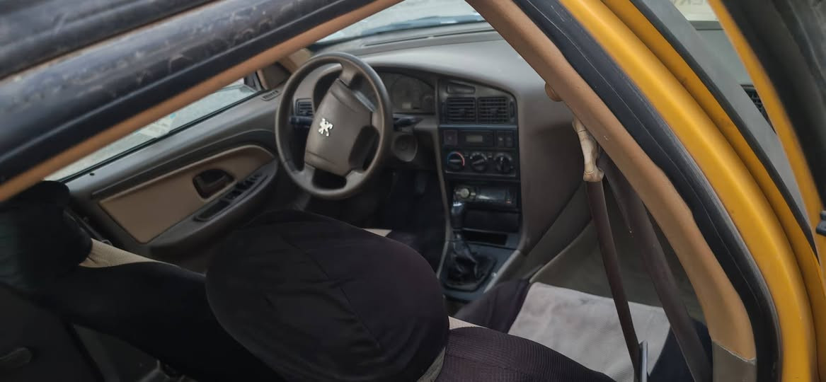 سلام عليكم بيجو 405 تحويل بيع مستعجل  كير مكينه خير من الله تخم تاير جدر امامي خلفي نضيفات مطلوبه غرامات 50 الف وهيئه 130 الف ينزلن من سعرهن سنويه لل27 رايده ب16 وبيها مجال مكاني بغداد المدائن ***********
