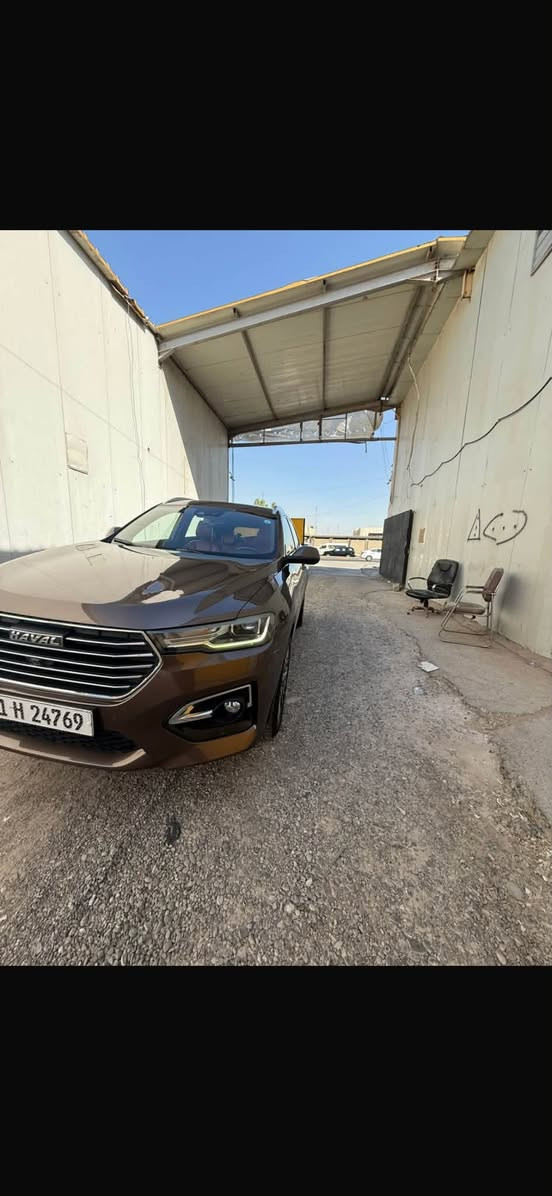 هافال فول مواصفات
محرك تيربو 2000
مكفولة كفاله عامه خليجي 

للبيع | هافال  

🚗 موديل: 2021
⚙️ المحرك: 2.0 لتر تيربو (4 سلندر)  
🏁 القوة: 196 حصان  
💪 العزم: 325 نيوتن.متر  
🔄 ناقل الحركة: أوتوماتيك دبل كلج (DCT) 7 سرعات  
🛞 الدفع: رباعي (4WD)  
⛽ سعة خزان الوقود: 61 لتر

المواصفات:
✅ فتحة بانوراما  
✅ شاشة وسطية كبيرة 12.3 إنج  
✅ شاشة عدادات رقمية  
✅ كاميرات 360 درجة  
✅ حساسات أمامية وخلفية  
✅ تشغيل بصمة ودخول ذكي  
✅داتا شو
✅ مقاعد جلد  
✅ تدفئة وتهوية للمقاعد 
✅ شاحن لاسلكي للموبايل  
✅ Apple CarPlay  
✅ مثبت سرعة ذكي (Adaptive Cruise Control)  
✅ نظام المحافظة على المسار  
✅ تحذير من الاصطدام الأمامي مع فرملة طوارئ  
✅ أنماط قيادة متعددة: عادي – رياضي – ثلج – رمل – طين  
✅ جنوط ألمنيوم قياس 19 إنج  
✅ إضاءة LED أمامية وخلفية

📍السيارة نظيفة 
العنوان بغداد شارع فلسطين
***********
