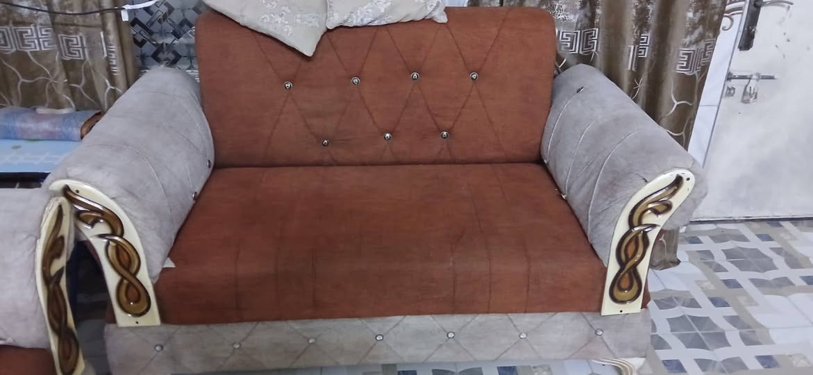 عندي دوشك جرباية ١٥٠ سم ضغط نظيف بس يحتاج وجه ب٤٠ وبي مجال
تخم مستخدم للبيع ١٠مقاعد نضيف ومابي كل ضرر والسعر ٢٠٠ 
الكيارة مقابيل البانزيخانه
***********
