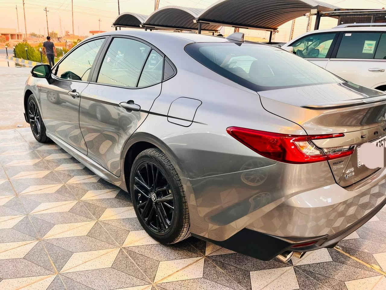 Camry SE 2025 
المحرك: 2.5 لتر، 4 سلندر (Hybrid )
القوة: 204 حصان.
العزم: 243 نيوتن.م.
القير: أوتوماتيك 8 سرعات.
الدفع: AWD
المقاعد: 5 
ماشية :13 الف 
تشغيل بصمة 
شاشة USB وApple CarPlay
 وAndroid Auto.
أنظمة أمان تشمل ABS، 
الثبات الإلكتروني
كاميرا وحساسات، وToyota Safety Sense  �
فول مواصفات ما عدا فتحة 

الاستفسار الاتصال 
***********
