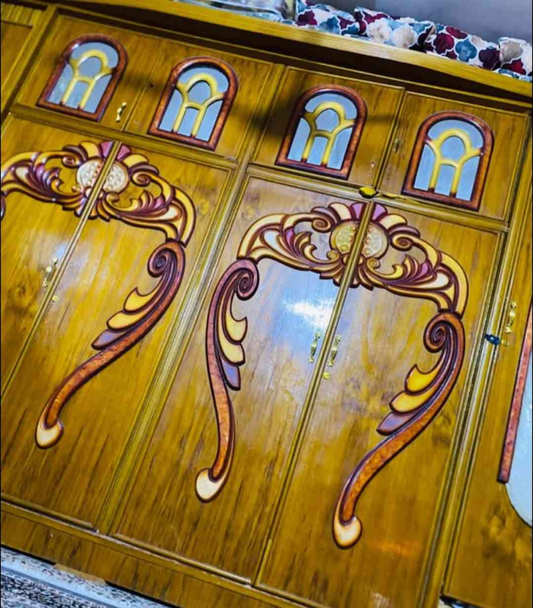 غرفة اخشاب نضيفة استخدام قليل للبيع بسعر مناسب جداً الشراي يتصل ويدلل 📞*********** كنتور 4 طلاقات وملحقات 
ميز 2بوفيات وجرباية مع الميز مالتها وياها ثنين بوفيات
