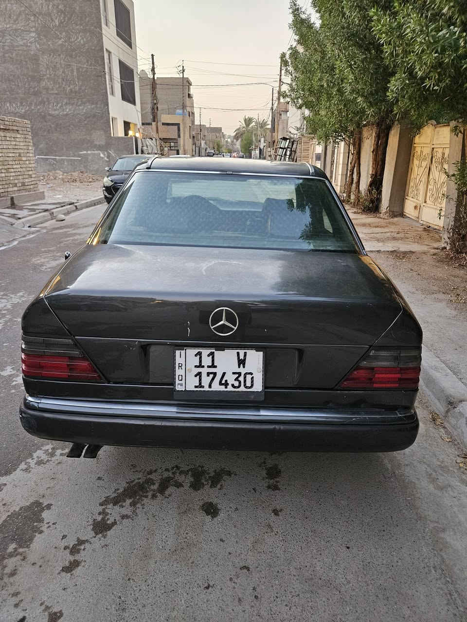 مارسيد دب 1987 اصل اخذتها مشروع تعمير
محور محرك vvt 2500 v6  نكرة سلف مصبوغة عام كير مكينة خير من اللّه شلعة ومعدل السيارة.
بيها نواقص تبريد غاز الكمبريسر موجود صدر امامي نص عمر abs مشتغل الكلوب بيه مشكلة كهربائية بسيطة
داخلية السيارة مثل ماموضح بالصور المقعد الامامي متضرر والداخلية مالتها كاعدة يحتاجلها ترتيبات بسيطة السلايد شغال طكتين نقصه السجة تتبدل فقط
الكشر جراد بيه اثر الشمس والمي بالشارع متوقفة جانت.
✅ السعر 35 ورقة والكل يعرف اسعار خواتها الجاهزة بيش.
📍 العنوان بغداد الدورة...***********

