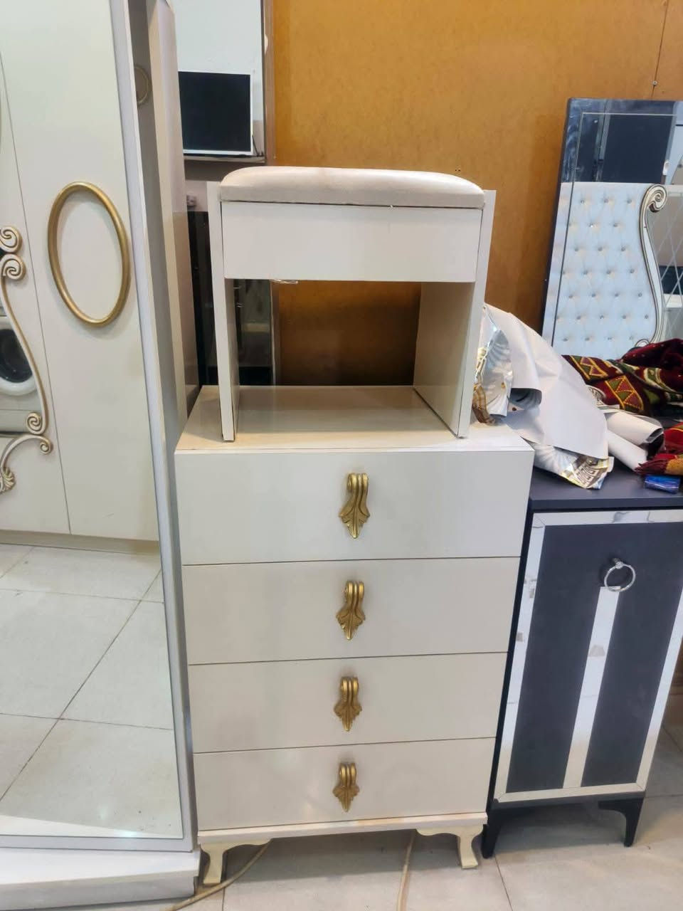 جديد معرض اربيل لبيع وشراء الاثاث🛋
غرفه نوم 8 قطع خشب ثقيل  تركي 💯
النضافه 99 بلميه 
عرض خاص فقط 675 الشد والنقل مجاناً+دوشك هديه ❤‍🔥
العنوان اربيل سايدين مجمع الزيتون قرب جسر الكورنيش فرمان بران📍
يتوفر توصيل اربيل موصل 🚚
واتساب :***********
