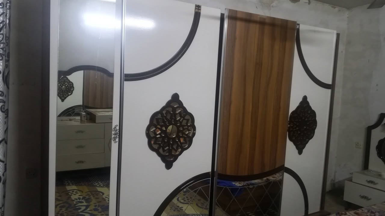 سلام عليكم غرفه نوم تركي 7 قطع نقص مرايه الصغيره باب الكنتور ولسجج مال ثلاث بيباب تعبانات ولباقي كلشي بيها نضيف المكان بغداد الشعب السعر 250 الشراي يتصل واتساب متوفر ***********
