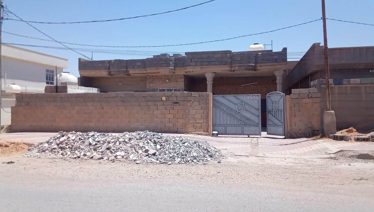 دار سكن للبيع – موقع ممتاز
 الموقع: حديثة حي العسكري قرب ساحة الغاز
 المساحة: 350 متر مربع
 جنس العقار:  (غير طابو)
 عدد الطوابق: طابقين
تفاصيل البناء:
 الطابق الأول (الأرضي):
 غرفتين نوم، هول، ديوانية، مطبخ، وصحيات.
 الأرضيات صب ناعم (الديوانية أرضية سيراميك).
 المطبخ والصحيات قيد الإنشاء.
 الطابق الثاني:
 غرفتين نوم وصحيات معزولة.
 الطابق مكتمل بالكامل (تغليف سيراميك).
السعر المطلوب: 65 مليون دينار (عراقي) مع تفاوض بسي
للاستفسار ***********
