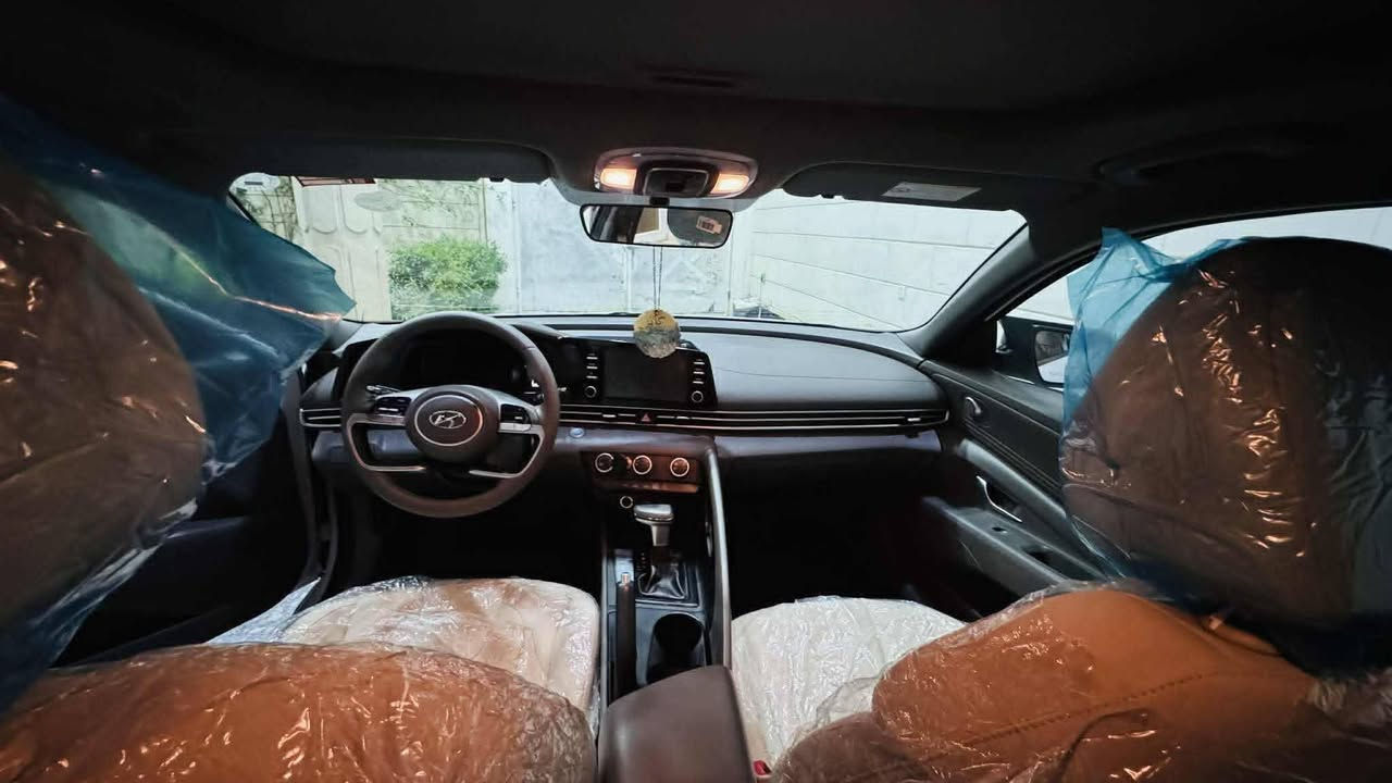 🚘 للبيع النترا 2023 خليجي 🚘
🔹 اللون: أبيض
🔹 المحرك: 2000cc
🔹 وارد خليجي
🔹 كير AT المرغوب
✨ فول مواصفات: 
✔️ فتحة سقف 2 طكه
✔️ بصمة وتشغيل عن بعد
✔️ حساسات أمامية وخلفية
✔️ نظام ترحيب
✔️ مرايا شفط
✔️ شاشة أصلية تدعم Apple CarPlay و Android Auto
✔️ 3 وضعيات قيادة (Eco / Normal / Sport)
✔️ نظام ABS
✔️ تبريد ثلاجة قطعتين
📌 الدهن كله أصلي
📌 باتري جديد
📌 مكفولة محرك وگير عليها ادامه كامله
🔧 الملاحظات:
السياره قطره صبغ مابيها ولا تبديل

بيها بارد فقط  (يعني ملاحظه جدا بسيطه)  وسياره مغلفه ppf وبيه كارت ضمان وسياره ماشيه ٦٦ الف كيلو متر
💰السعر المطلوب: ٧٥ ورقه وباقي اقساط تدفع للمصرف والقسط الشهري ٦٧١ ومتبقي ٣٥ شهر 
📍 المكان: بغداد

*********** 📞
