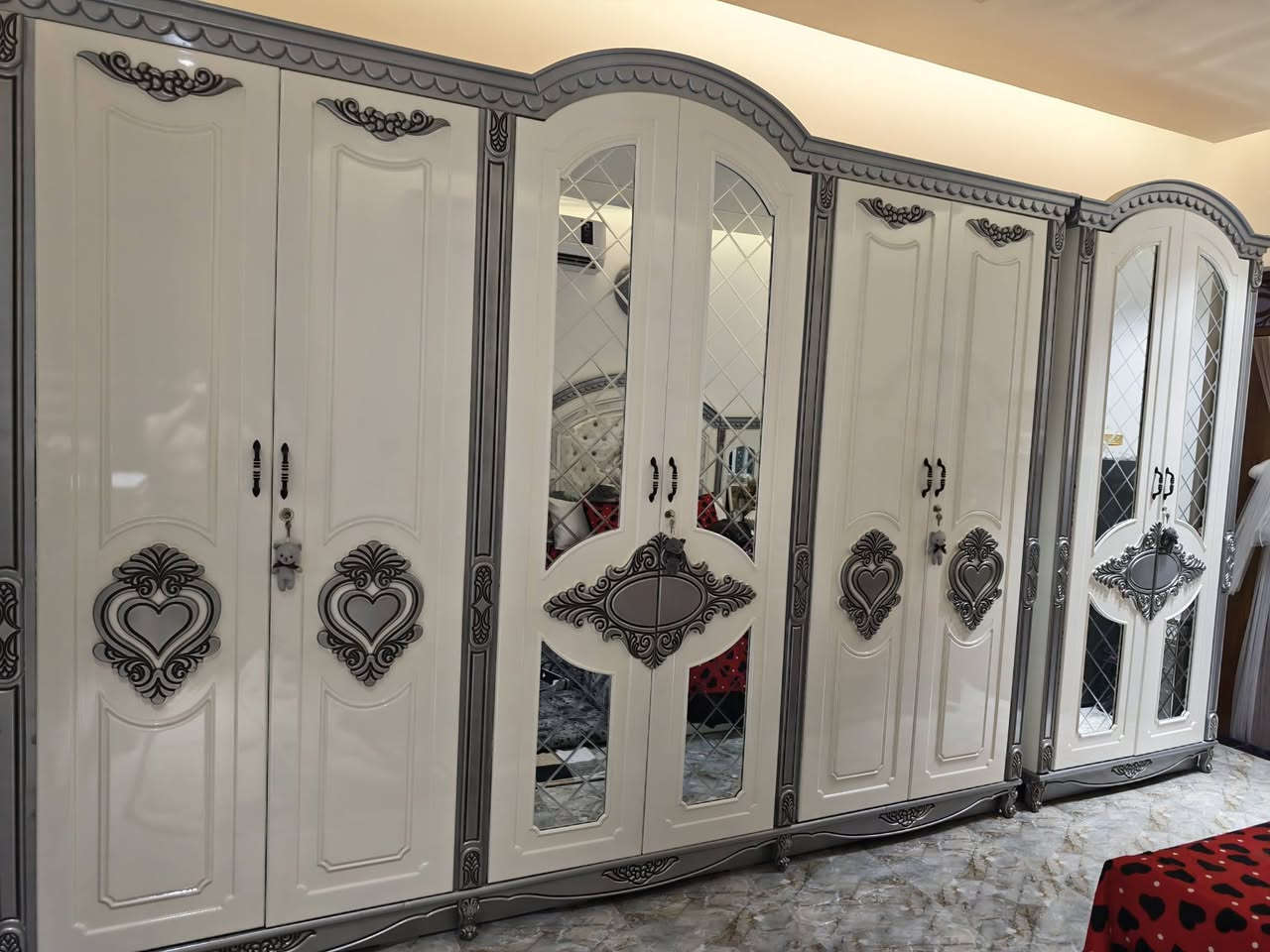 سلام عليكم عندي غرفة اخشاب احطاطه تصميم تركي خشب عراقي استخدام 6اشهر سعر 2500يحب يتصل علا رقم ***********
