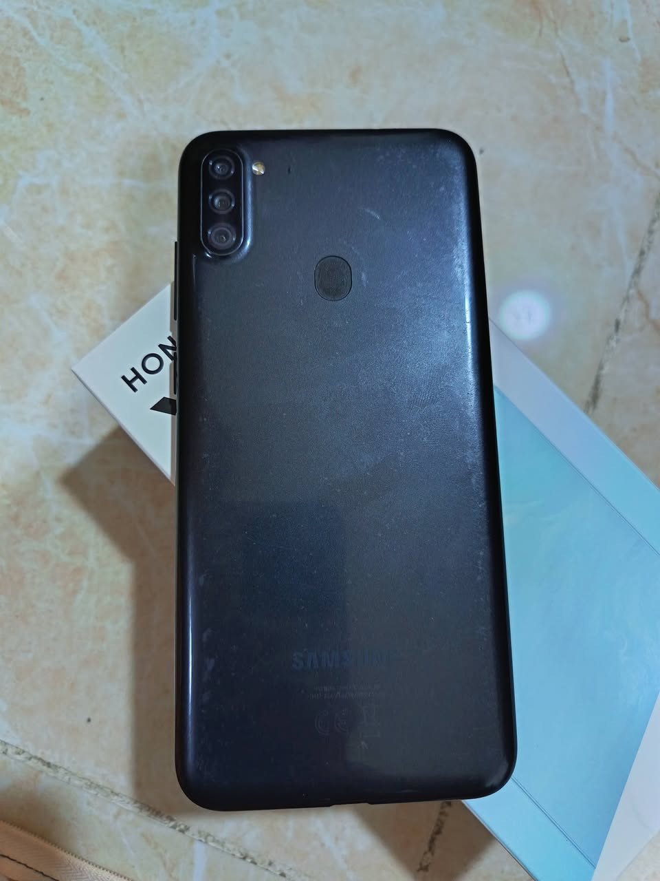السلام عليكم تُظهر الصورة هاتف Samsung Galaxy A11 باللون الأسود، ويتميز بوجود كاميرا خلفية ثلاثية مع مستشعر بصمة إصبع في المنتصف وشعار Samsung في الأسفل. [1, 2] السعر80 الذاكره 32 مكاني بغداد الكرخ الشيخ معروف مقابل شارع حيفا ***********
