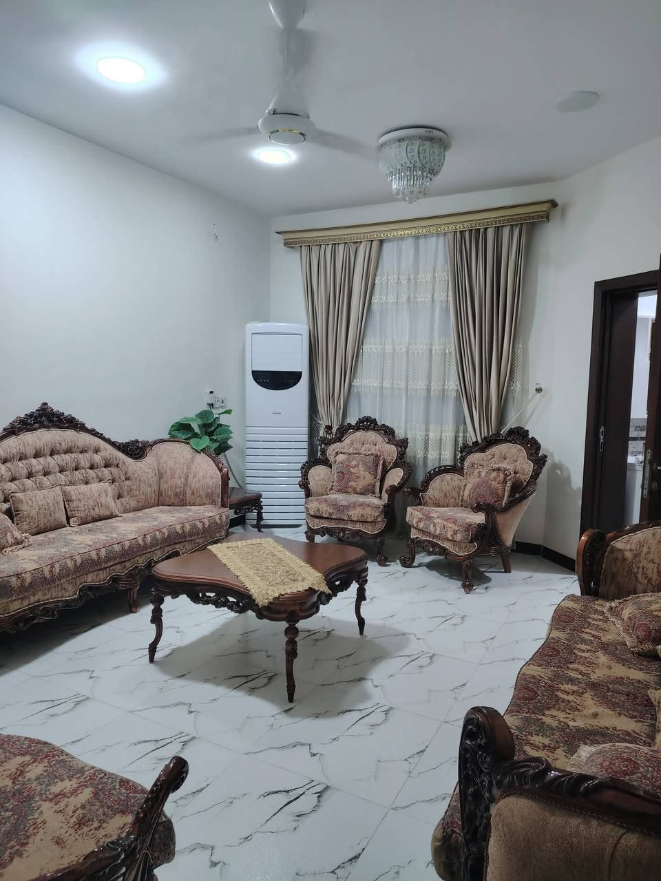 السلام عليكم بيت للبيع في مجمع الرواد مساحته ٢٠٠ متر طابق واحد مطلوب ٩٥ والسعر الكلي ٢١٥ للتواصل ***********

