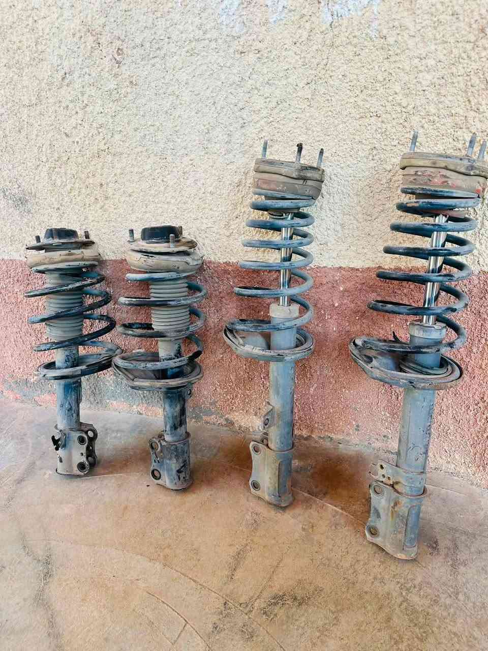 للبيع  دبلات كامري 2006 خليجي امامي وخلفي السعر 200 وبيها مجال
***********
