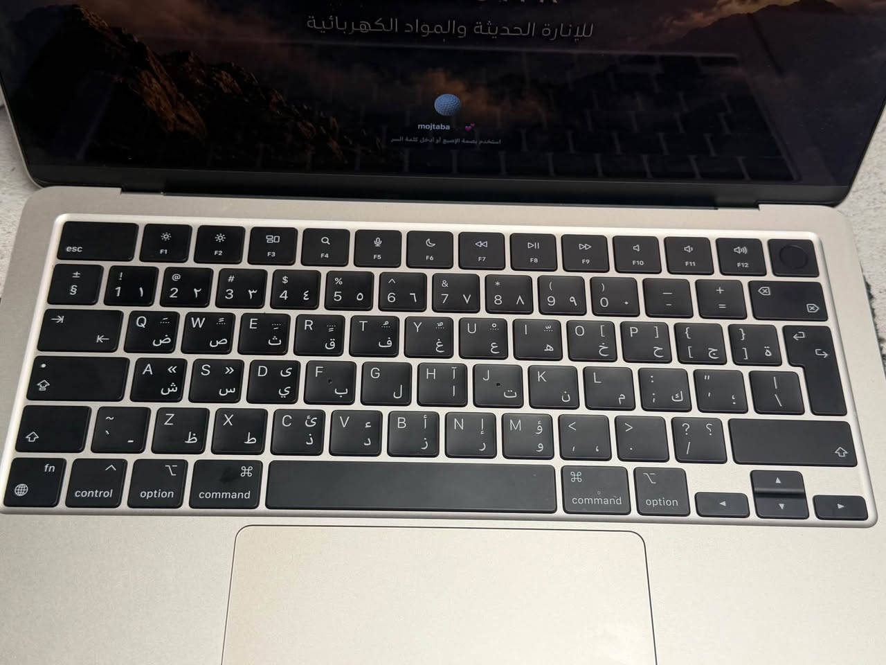سلام عليكم ورحمة الله 
ماك بوك m2 
Air 
16 
256 
بطارية 100 
مشحون 12 مرة 

كيبود عربي 
كارتون + شاحنه الملحقات كامله
***********
