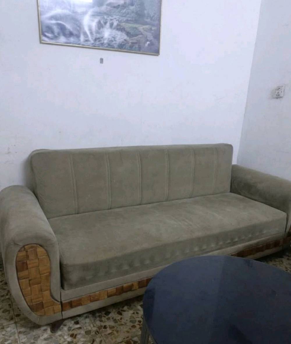للبيع نص تخم خشب زان تركي بحالة ممتازة ونظيفة جداً:  
​المكونات: أريكة ثلاثية + كرسين مفرد.  
​الميزة: الأريكة تتحول إلى سرير بسهولة، والميكانيكية والتحكم قوي جداً وشغالة 100%.  
​الجودة: هيكل خشب زان قوي ومتين، يتحمل الاستخدام ومريح جداً.
​الحالة: مستخدم نظيف وخالي من العيوب.  
​السعر: (قابل للتفاوض البسيط للجادين).
​الموقع: بغداد.
​لللتواصل والاستفسار يرجى المراسلة على الخاص