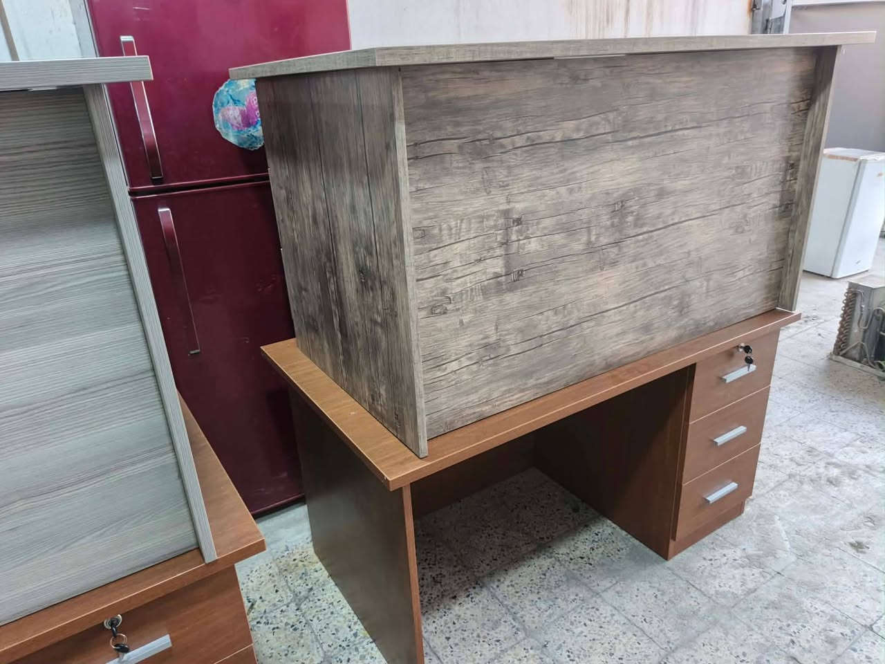 للبيع ميز مكتبي شرط نظافه فوول السعر 115 وبيه مجال للاستفسار الاتصال على الرقم *********** يوجد توصيل
