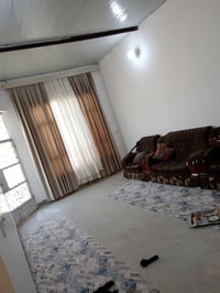 عندي بيت للبيع خلف دور الزراعه باربعه دونم مساحة البيت ٣٠٠ متر يحتوي ع...