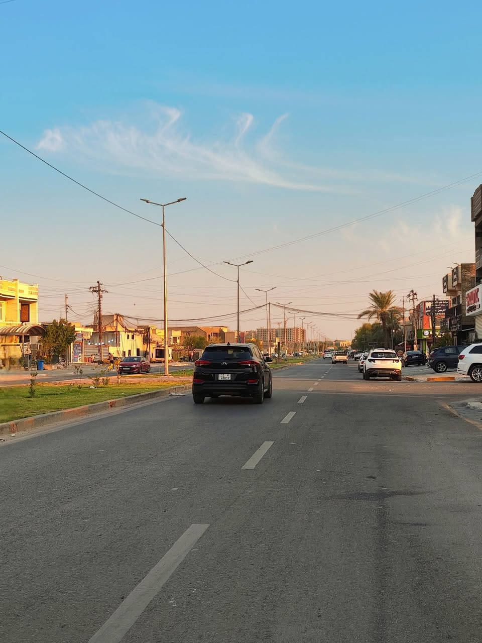 دار للبيع ملك صرف - موقع استثماري وتجاري مميز
الموقع📍: بغداد - شارع الشارقة الرئيسي
 (مقابل حي الأساتذة مباشرة).

⬝ المساحة: 125 متر مربع.
⬝ الواجهة: 6.5 متر.
⬝ البناء: كونكريت مسلح.
يحتوي على: صالة، استقبال، مطبخ، غرفة نوم، ومغاسل.

◀ يقع العقار مباشرة على الشارع الرئيسي بما يجعله فرصة ممتازة للاستخدام السكني أو التحويل لنشاط تجاري/مكتبي واستثماري بعائد ممتاز.

السعر: 3 ملايين و250 ألف دينار للمتر
للاستفسار والمعاينة الإتصال على:

*********** ➦
*********** ➦
